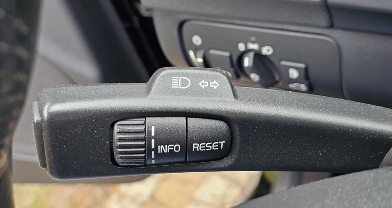 Volvo V60 cena 29900 przebieg: 283000, rok produkcji 2012 z Radom małe 172